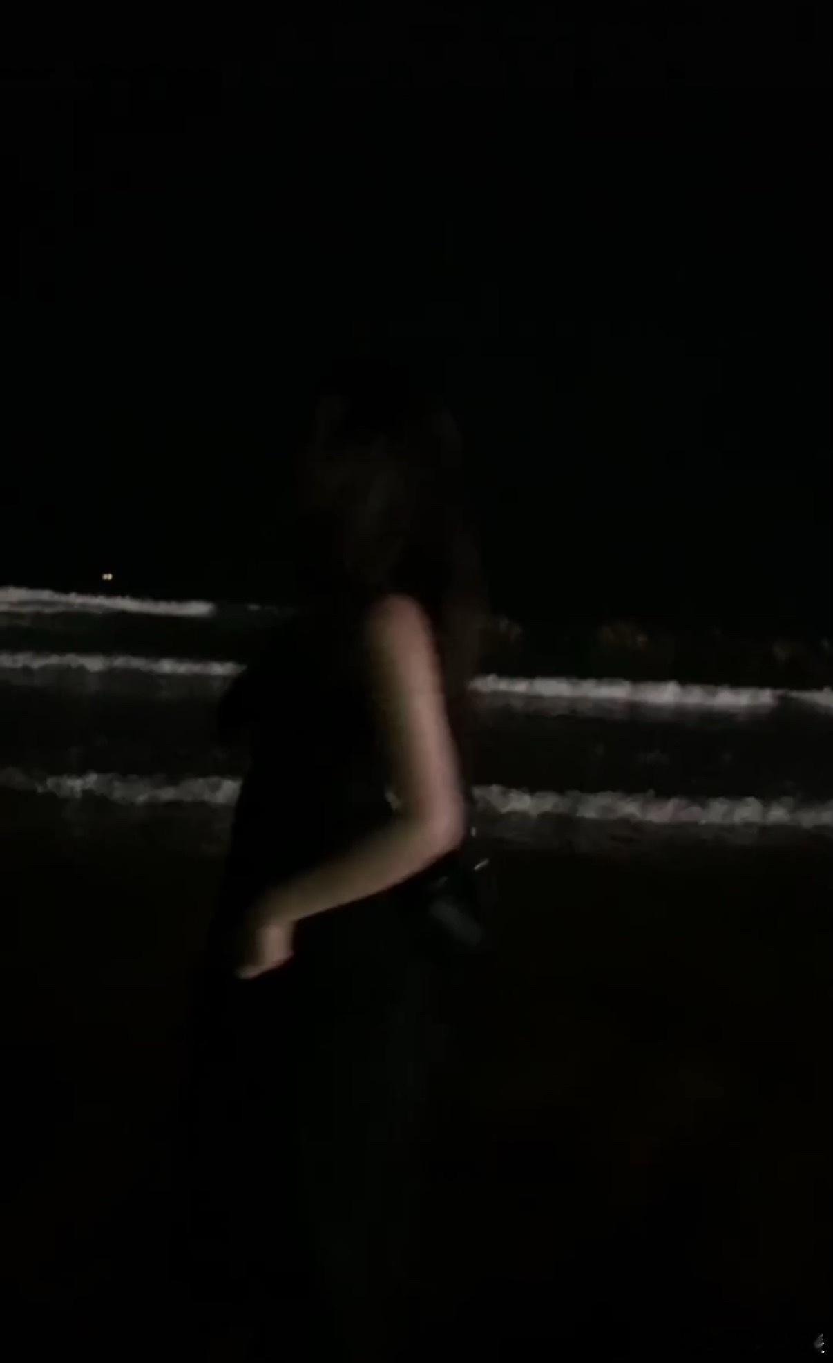 出片了 是鬼片：不得不提下晚上在青岛海边不开闪光灯拍出来的效果…… ​​​