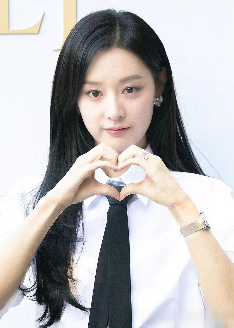 #金智媛新闻图好像刘Rachel归来#金智媛好好看啊，姐姐的颜值真扛打#金智媛才