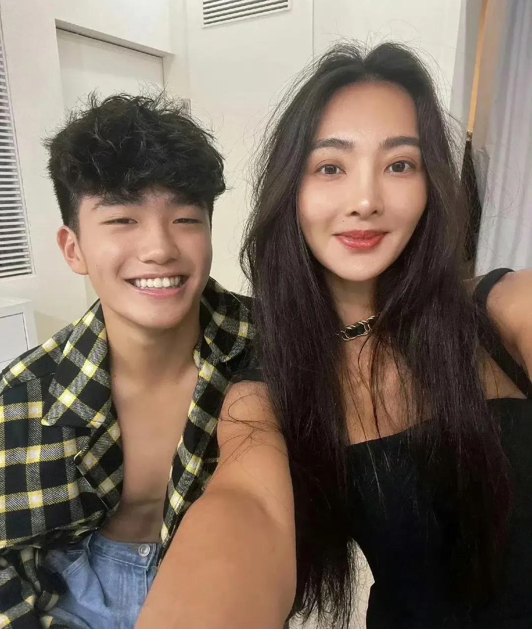 #妙笔生花创作挑战#吴速玲带15岁的儿子joe拍写真大片，网友们看到纷纷表示，这