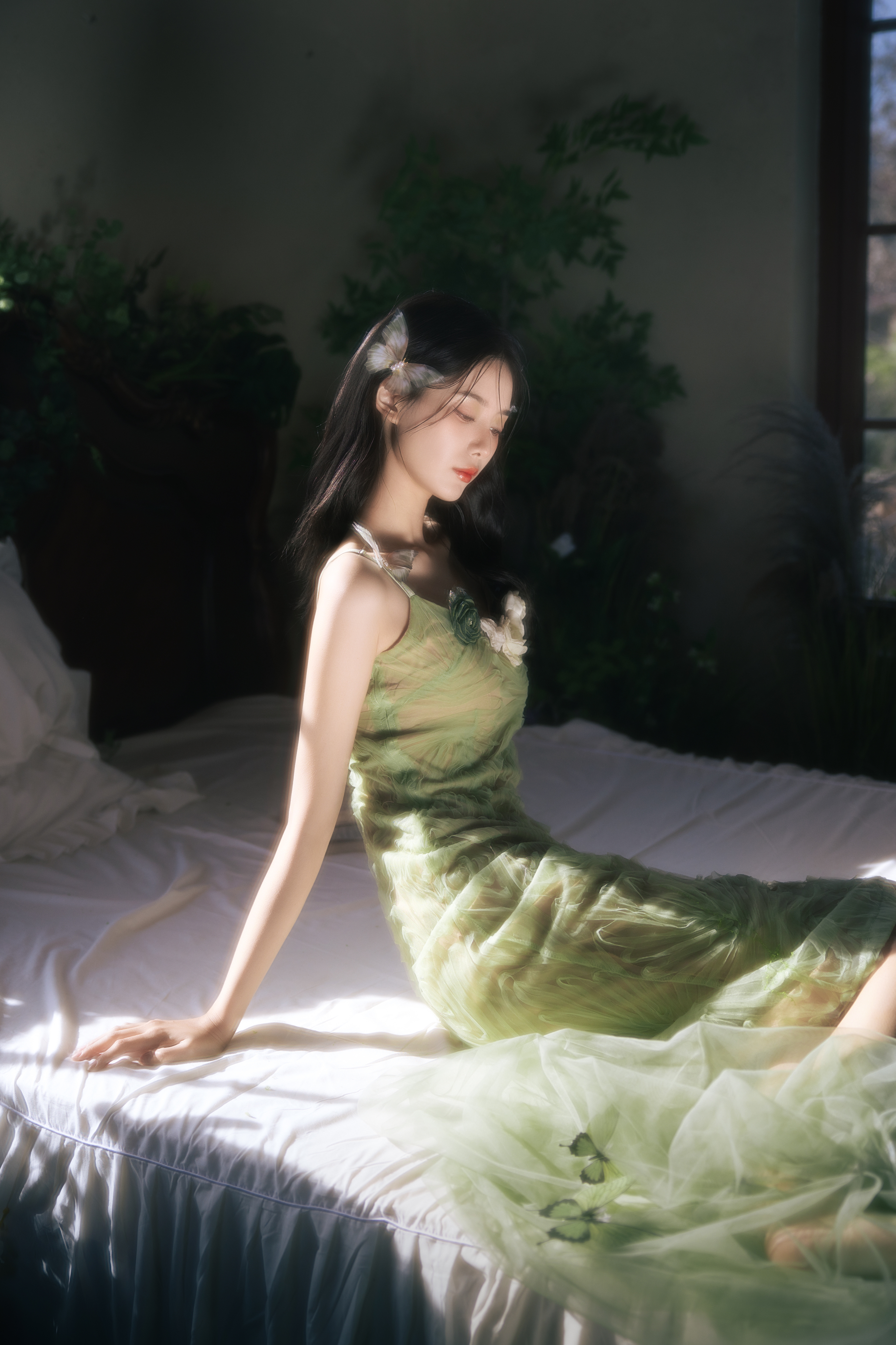 #徐艺洋晒照庆生# 徐艺洋晒照庆生，氛围感满满~好像森林中的小精灵🧚‍♀️祝妹