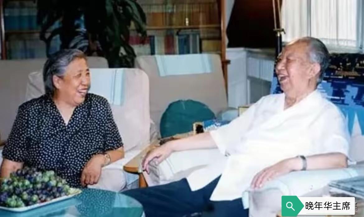 心底无私天地宽，相濡以沫度晚年。那时，耄耋之年的华主席与夫人韩芝俊愉快聊天的温馨