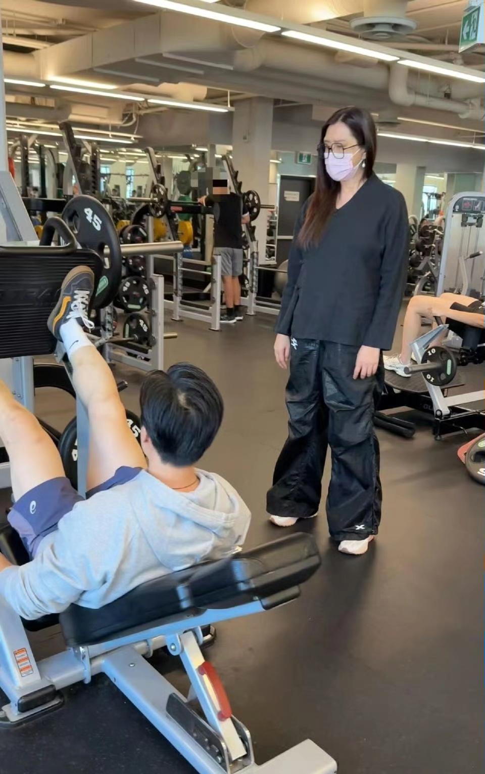 58岁王祖贤健身房锻炼，她很专注在看别人健身王祖贤