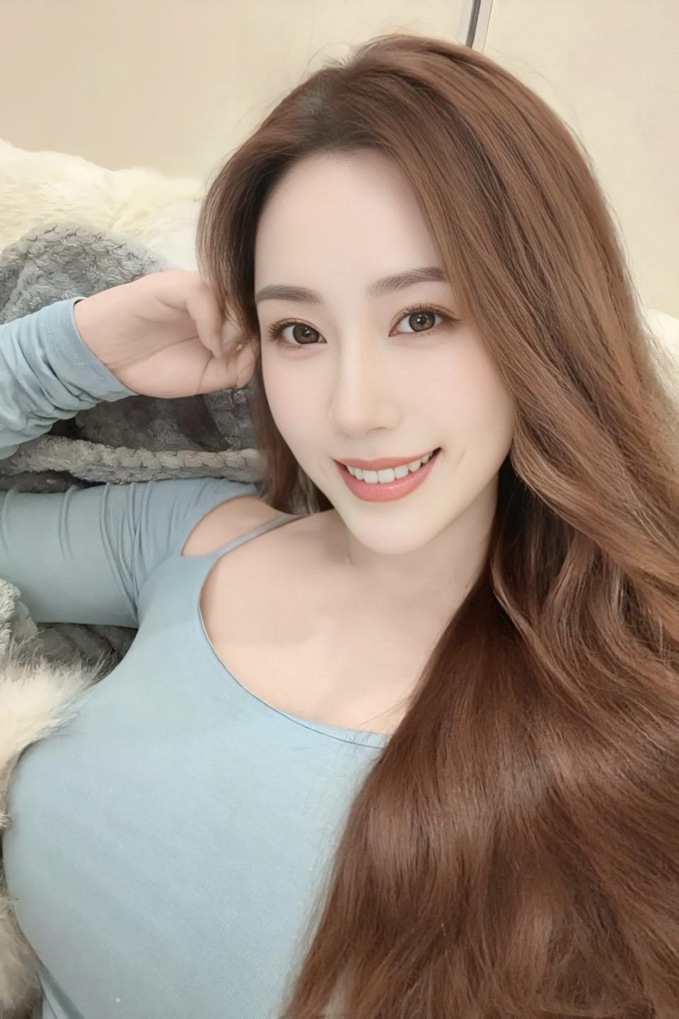 一定会有一个人带着真诚靠近你，会因为是你而爱你。
懂你的破碎，拥抱你的不堪，心疼