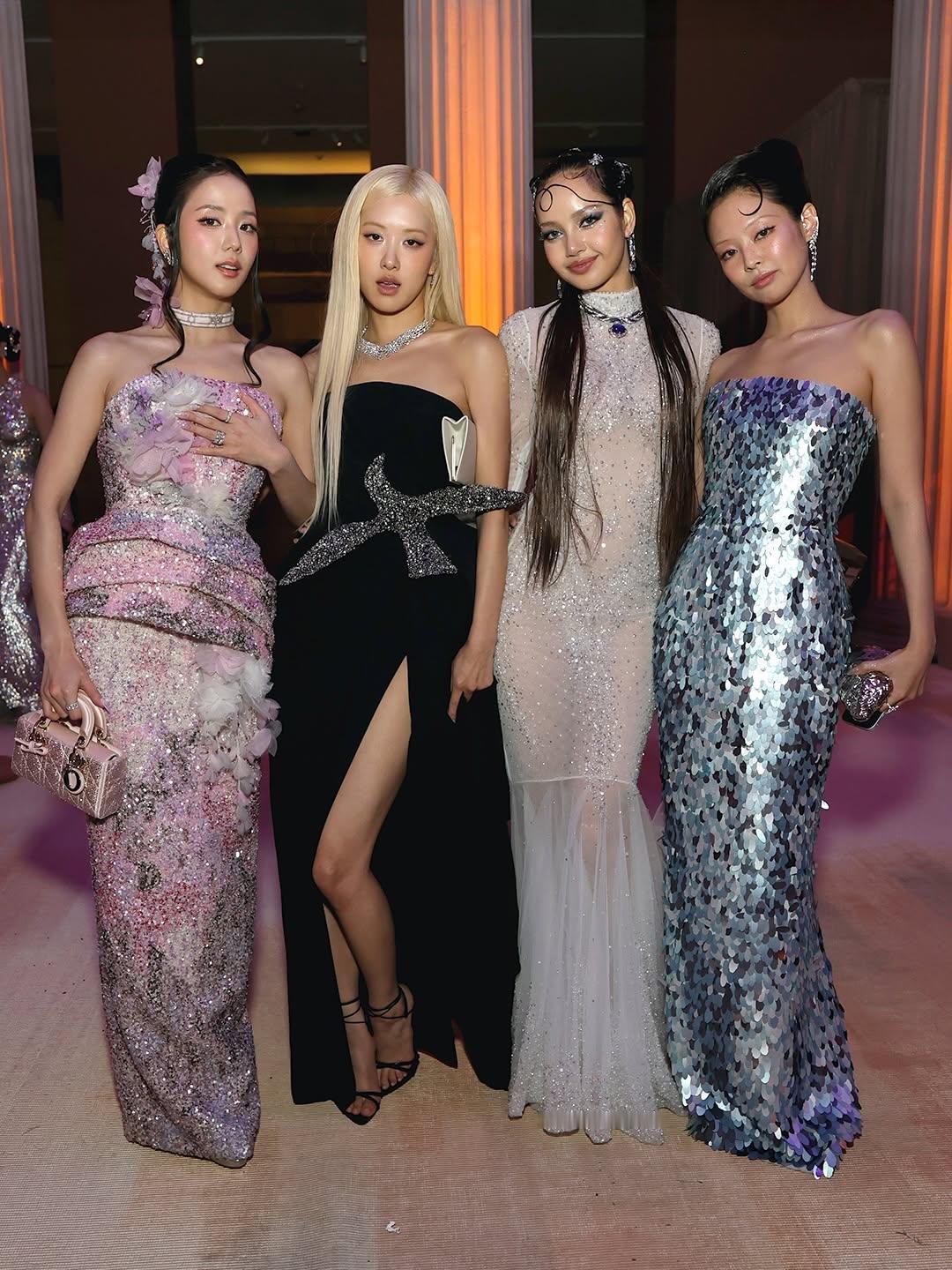 blackpink今年在metgala凑齐，分开走红毯，到了内场迫不及待粘在一起