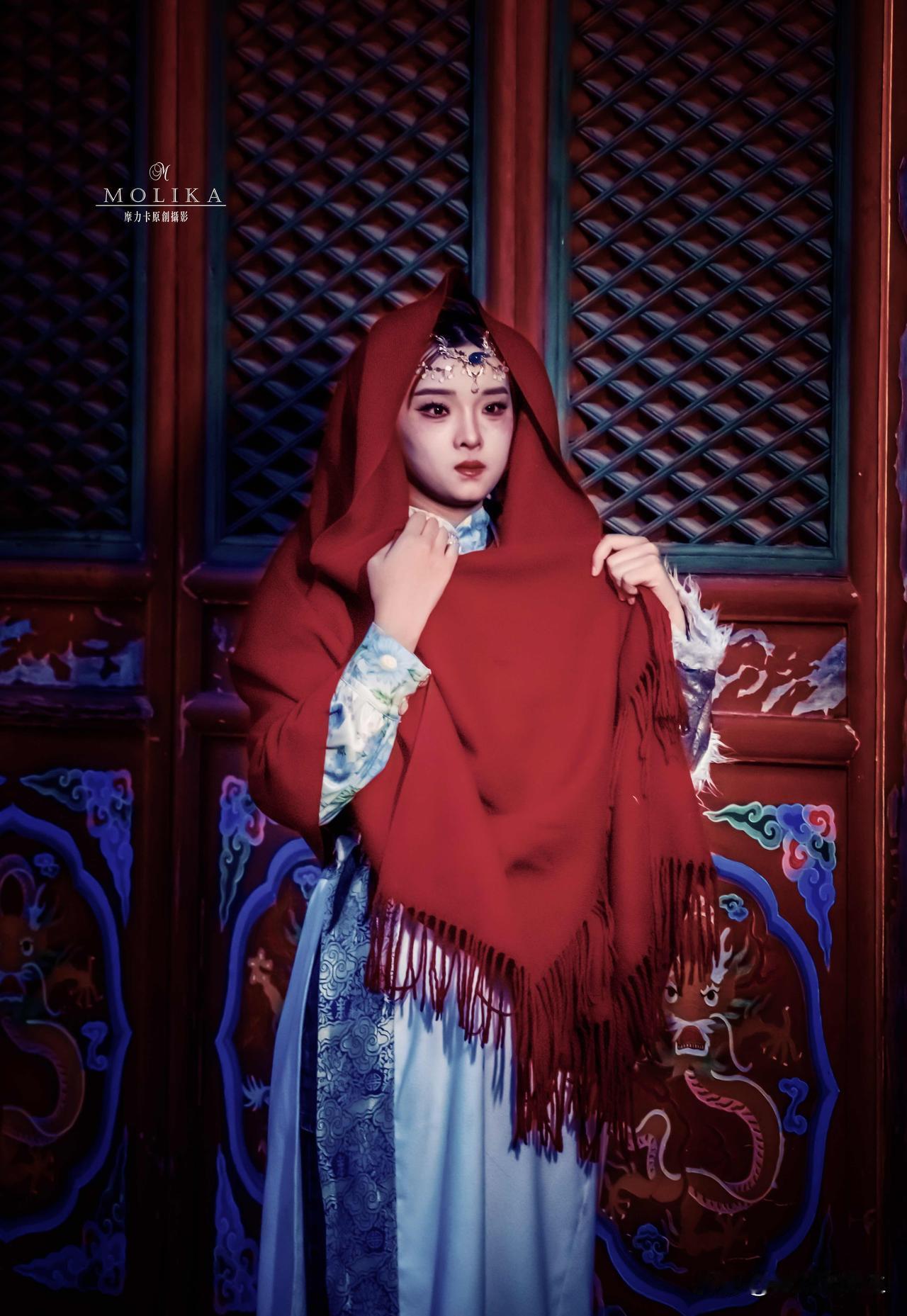 古格雕花映红衣，
眉眼间藏着江南的柔，
也藏着塞北的烈。
原创作品.禁止盗图