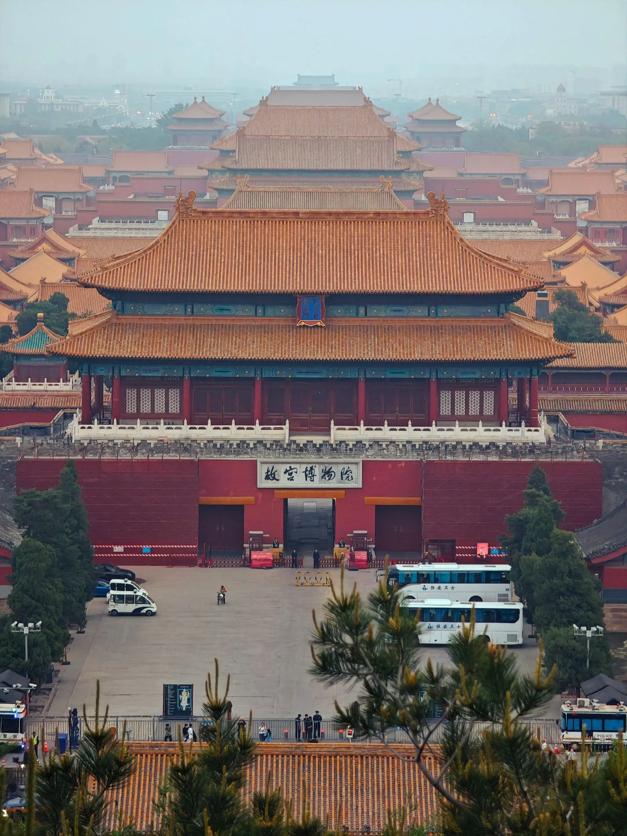 中轴线北段。国博出来绕到景山公园，公园内最近牡丹盛开，很漂亮，香气扑鼻...