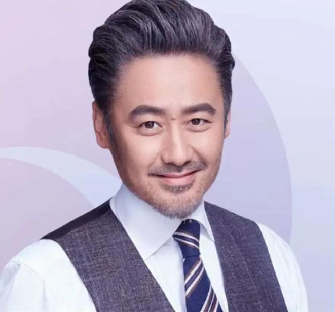 2018 年，吴秀波包养了陈昱霖足足 7 年，之后玩腻了厌倦了，便提出分手。陈昱