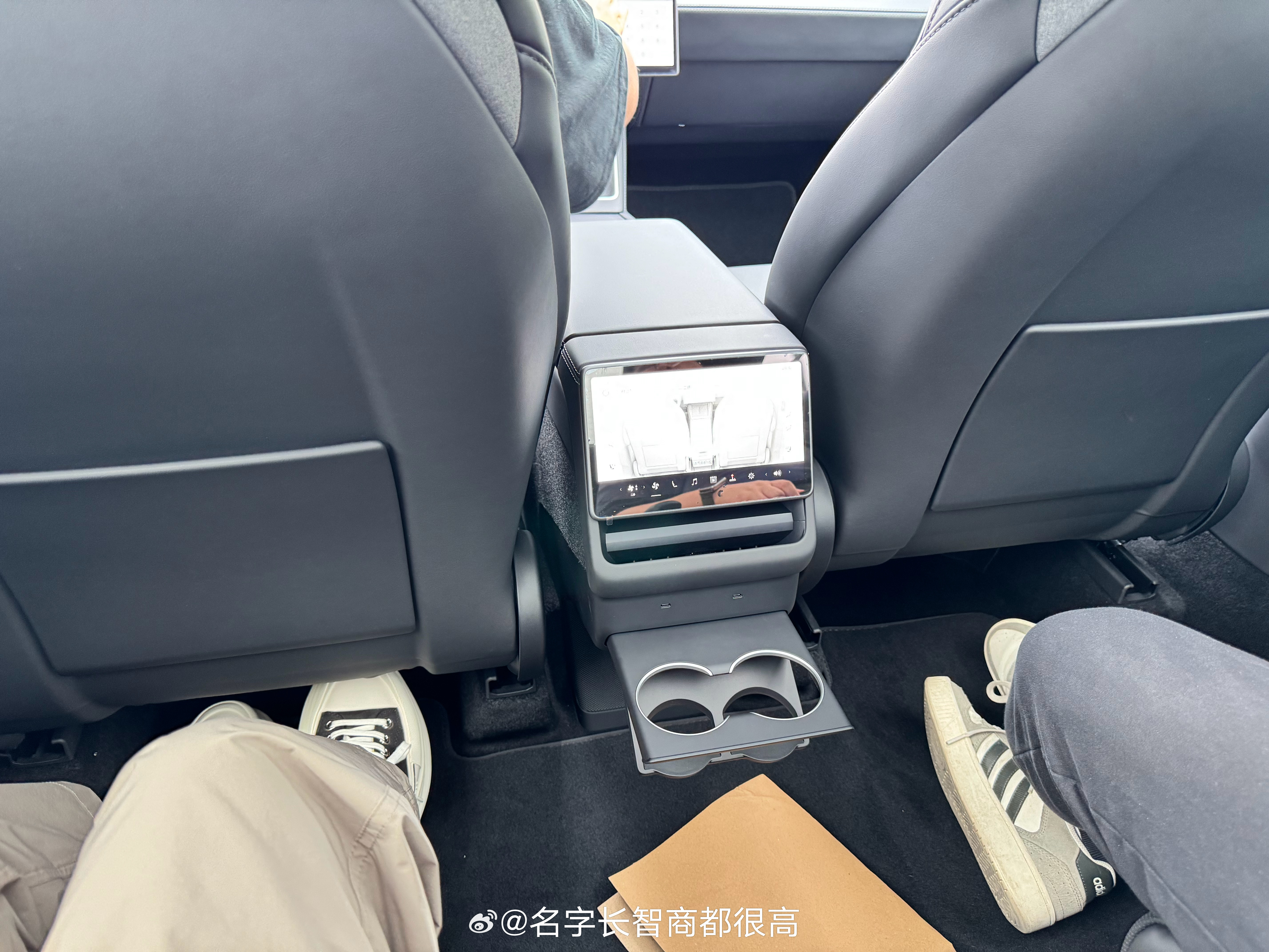 体验一下最新款的特斯拉，看看这个三排座到底几斤几两[爱你] ​​​