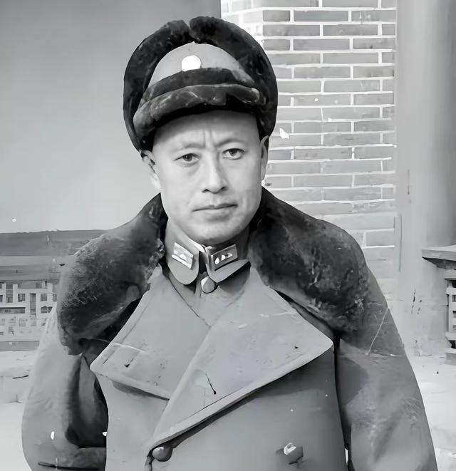 说起东北军，很多人第一反应是张学良，其实少帅被囚后，真正扛起东北军大旗的是他——