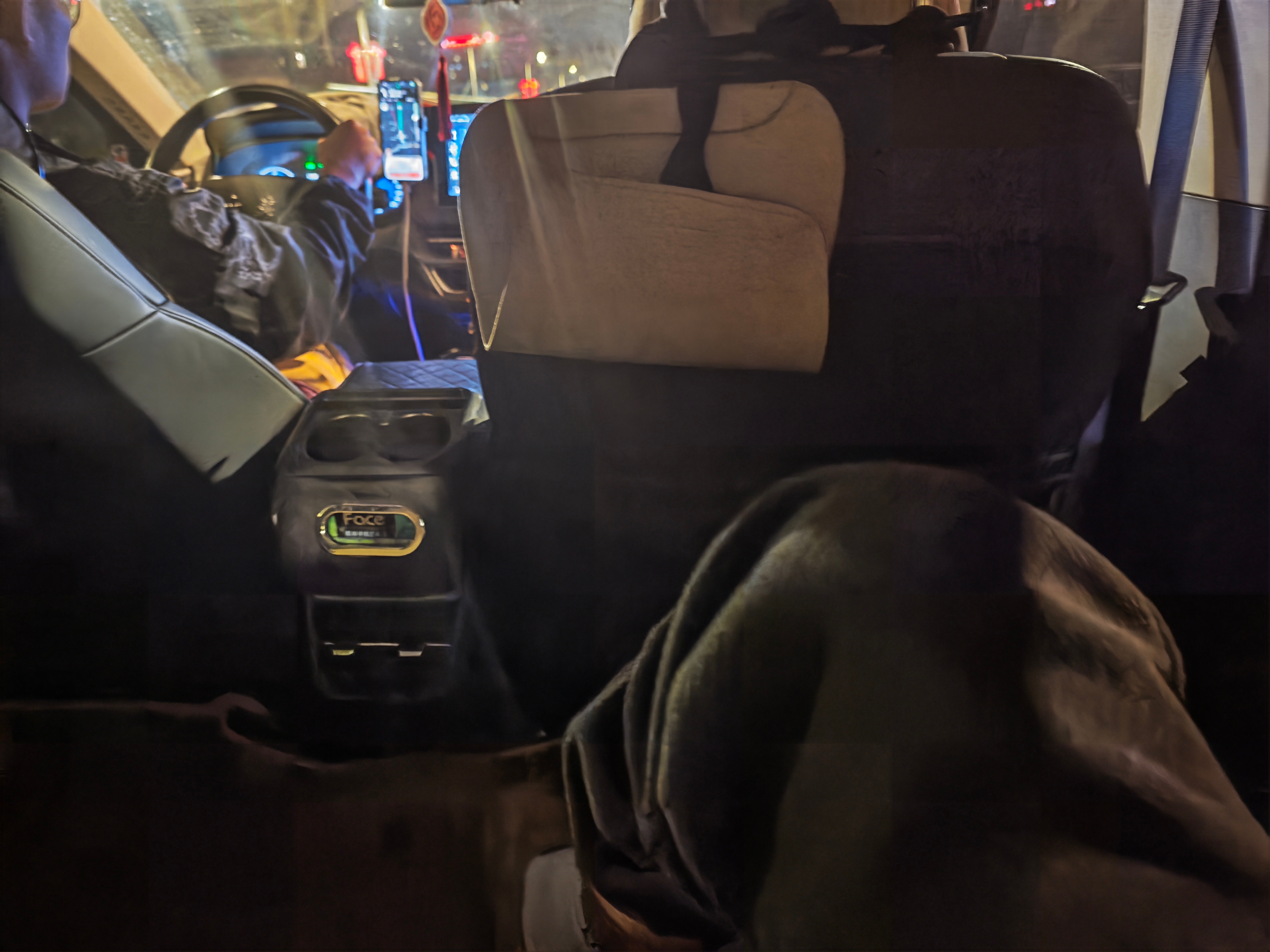 刚打车回家路上琢磨件事。做内容这么久天天念轴距，今天忽然反应过来：对普通乘客来说