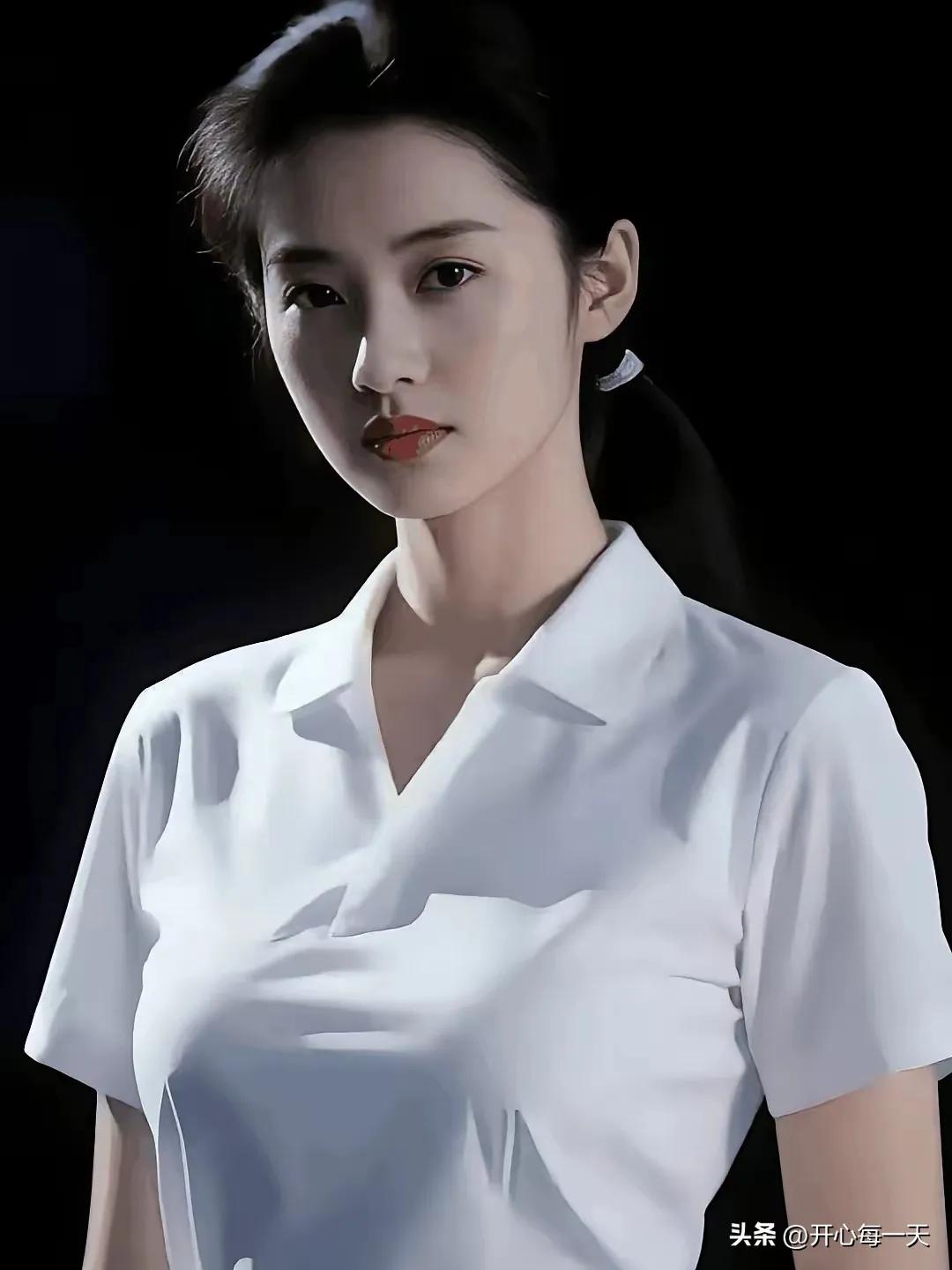 央视曾经最美的女主持，五官特别大气，一头乌黑的秀发简直美若天仙，就算是董卿和张蕾