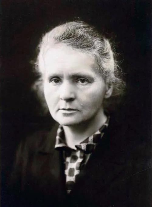 1910年，居里夫人爱上了有妇之夫，二人还偷偷同居。结果，对方的妻子发现了他们的