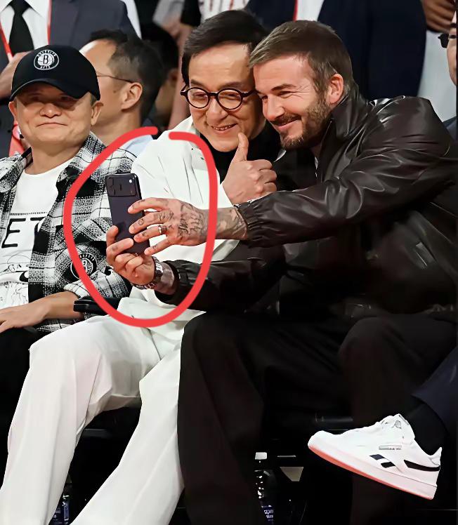 贝克汉姆和成龙合影，用的拍照手机是什么牌子的？