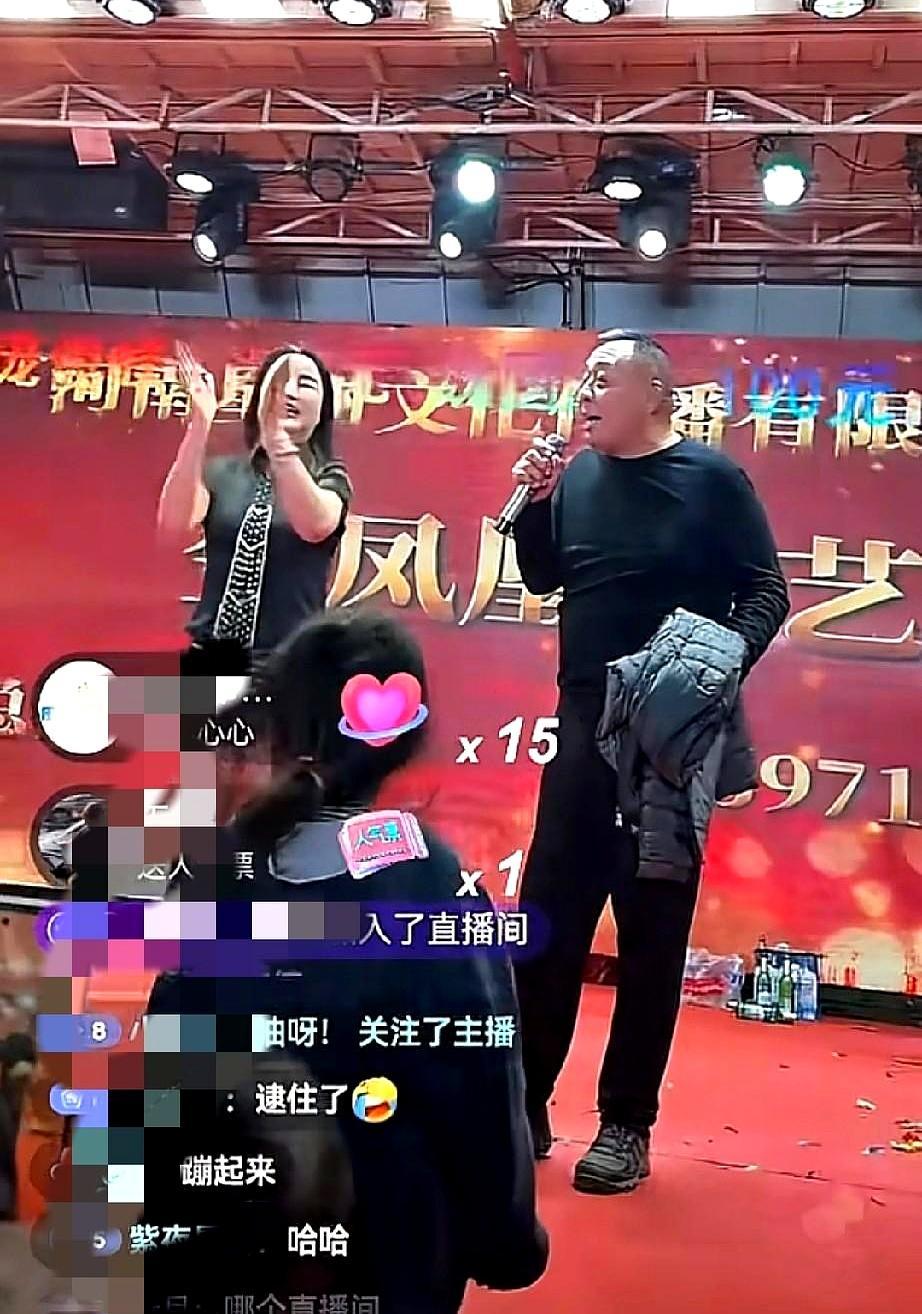 身价百亿的超市巨头把衣服死死裹住脑袋，像个逃犯般缩在农村土戏台下，眼尖的乡亲一把