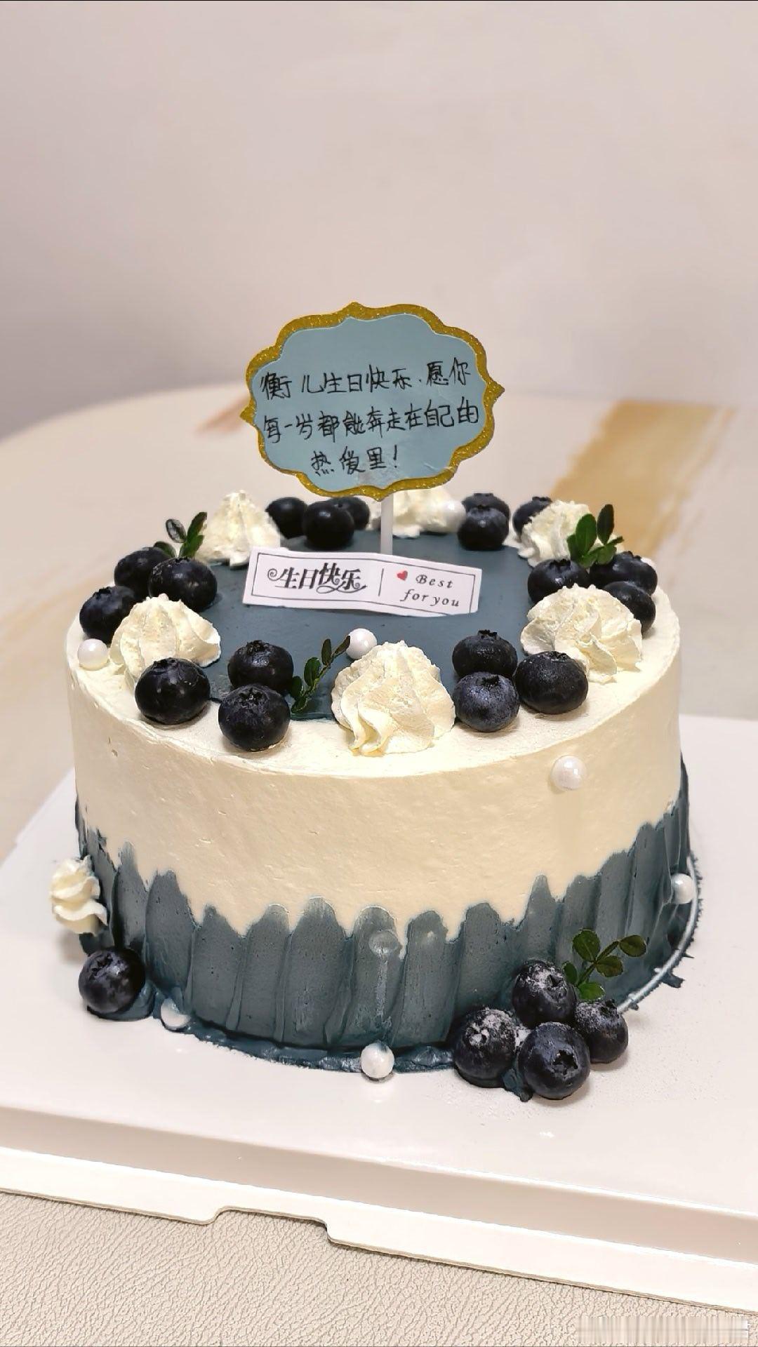 两点半才出来吃饭，多谢初姐赞助的鲜花🌹和蛋糕🎂 