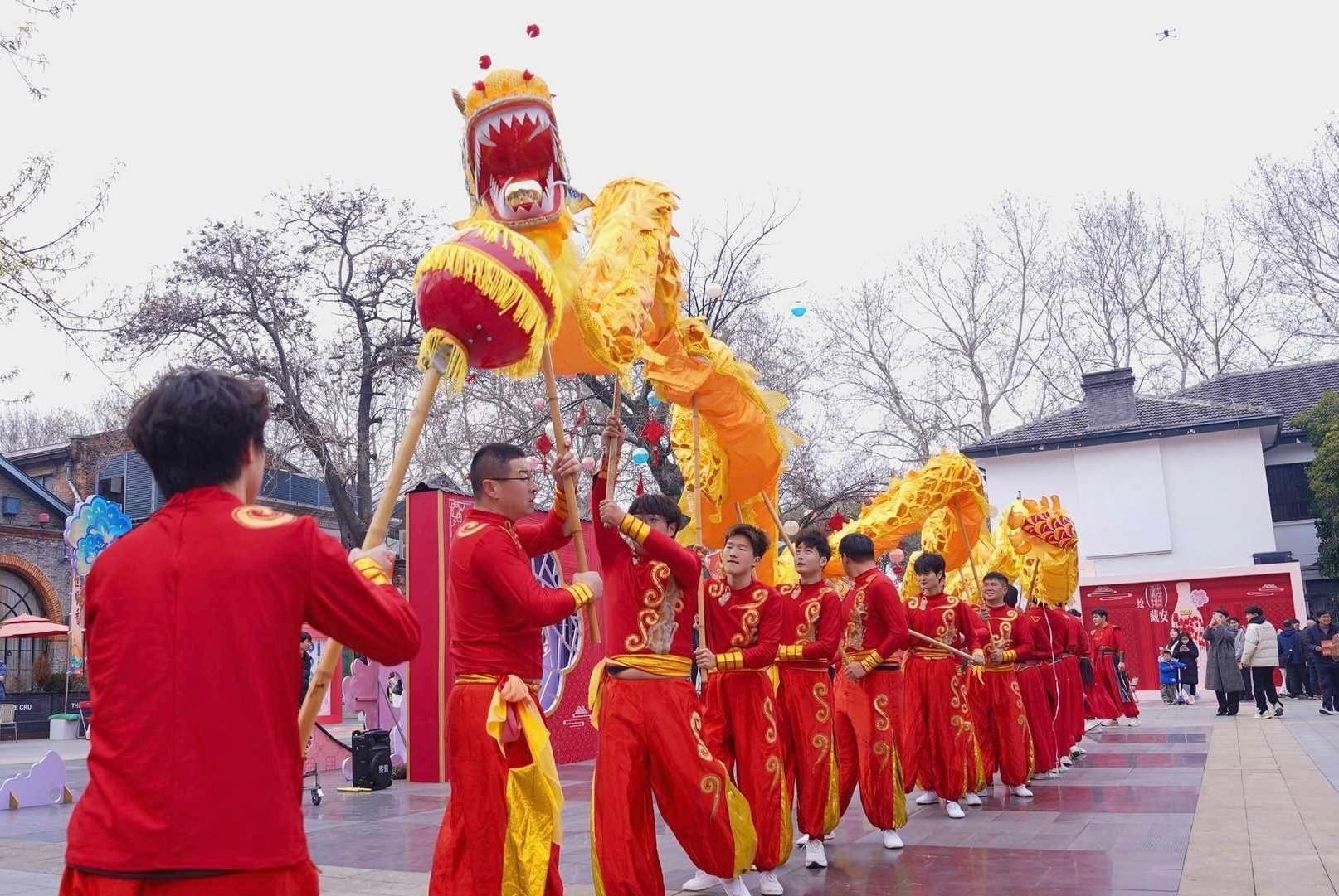 隔着屏幕我都闻到酸味了春日西津渡太好逛！非遗龙舞热闹开场，顺意集章藏着小惊喜，烟