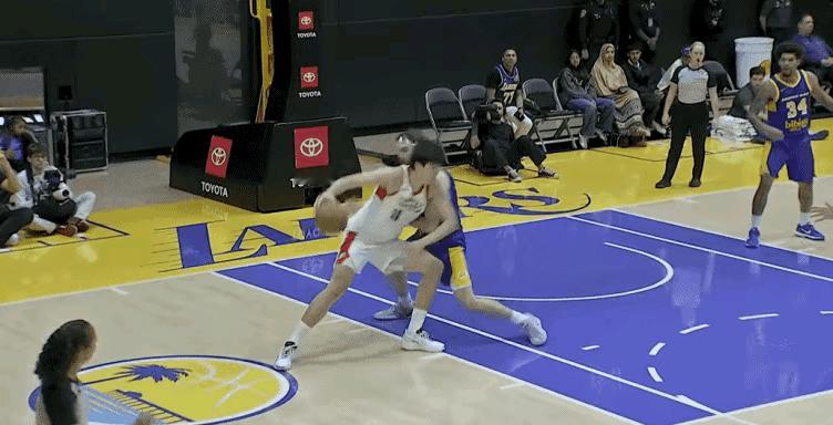 杨瀚森内线“凿穿”对手！这波操作让球迷喊出“快进NBA”