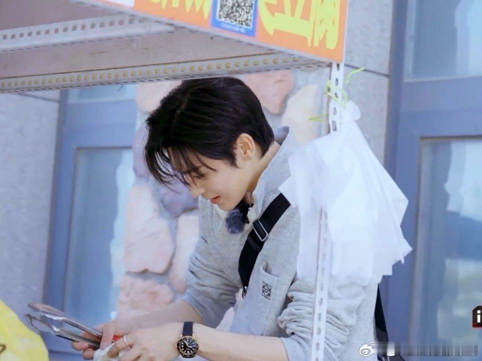 #侯明昊出摊卖煎饼#起猛了，看到侯明昊卖煎饼，这画面太有生活感了！期待他在节目中