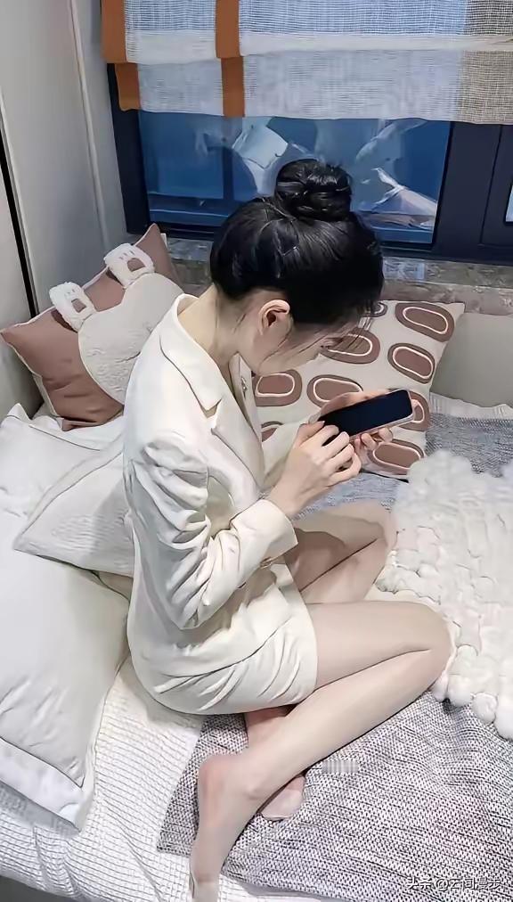 女孩哭腔打电话挺揪心