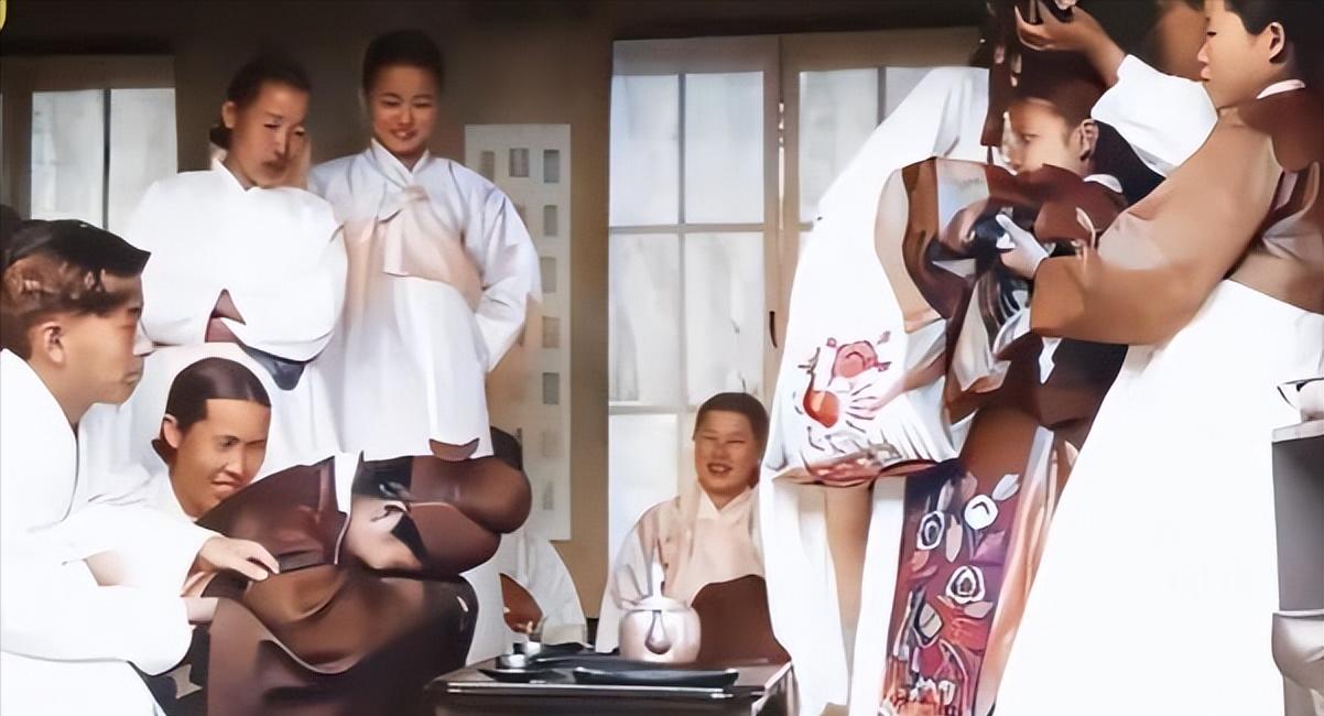 这是百年前朝鲜半岛婚礼的珍贵影像，由于深受中华文化的影响，婚礼的流程和礼仪等，与