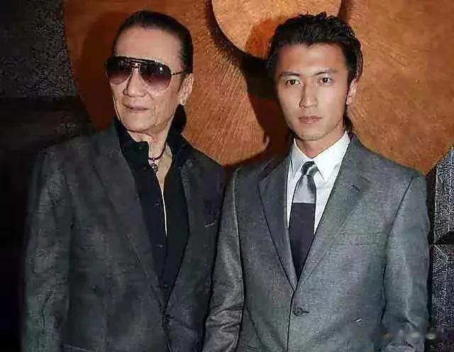 当年，谢霆锋买了一辆价值500万的劳斯莱斯送给父亲谢贤，谁料谢贤却说：“你送这么