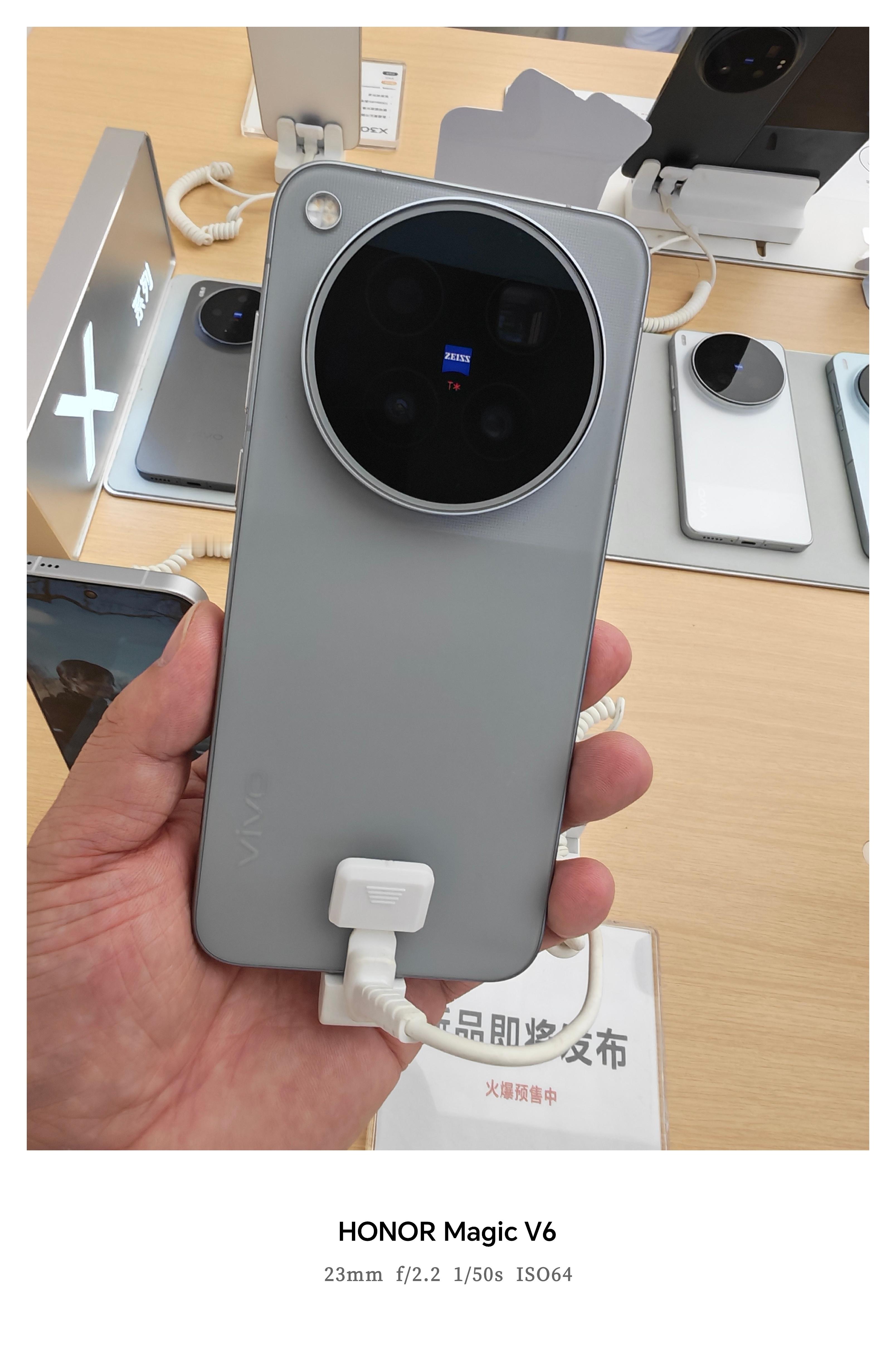 去看了一下今年的旗舰机，最快的下周就发布了，买哪个呢[皱眉]数码闲聊站[超话] 