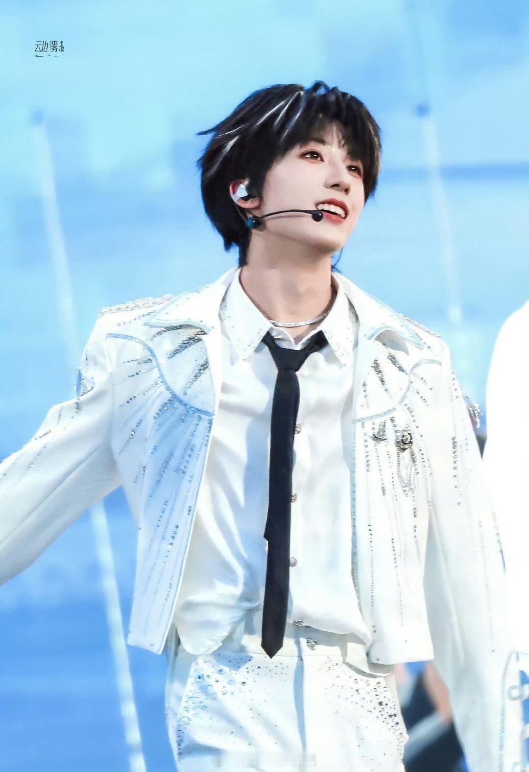 杨博文吟唱TF家族四代演唱会杨博文《调查中》的吟唱片段直接出圈清冷独特的声线撞上