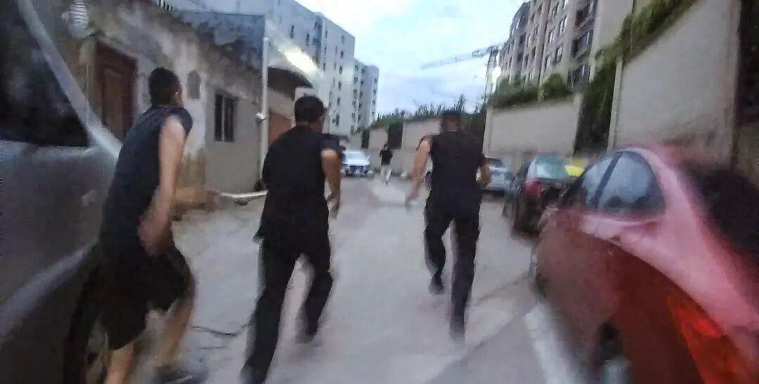 “一颗人头200万，一条腿50万，一只手30万，一双眼睛10万……”警察被毒贩悬