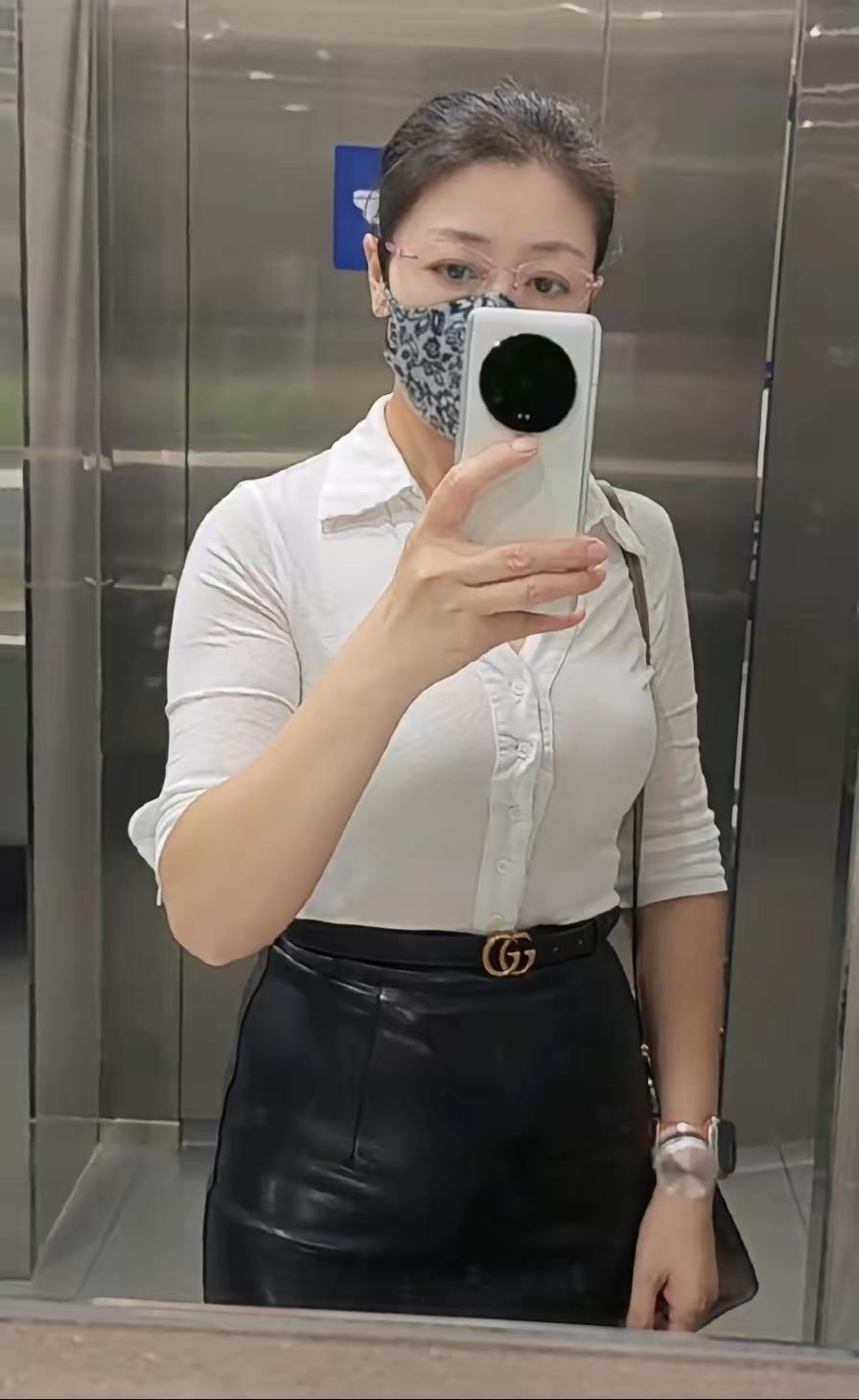 这是一位女士在电梯里自拍。