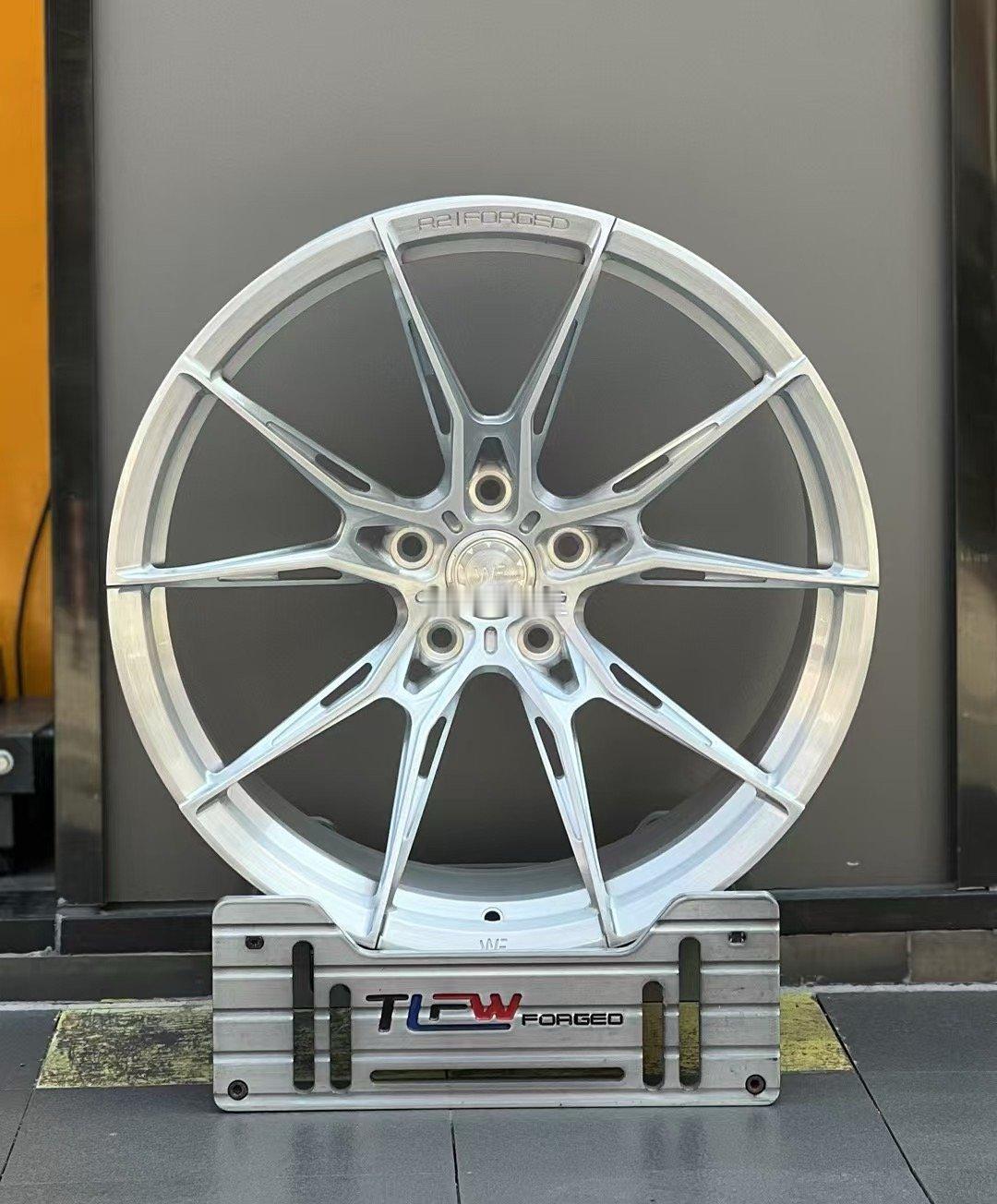 玩的就是与众不同，劲爆 内凹单片锻造  拉丝银：F8X M3 M420寸 9.5