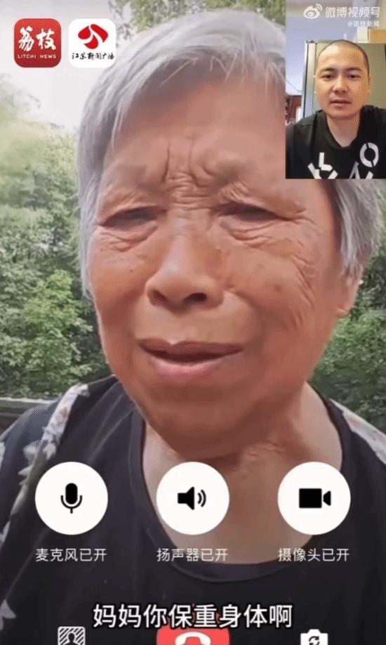 广州一位八旬老人，跟手机里的儿子聊了一整年。她不知道，天天跟她说话的这个儿子，早