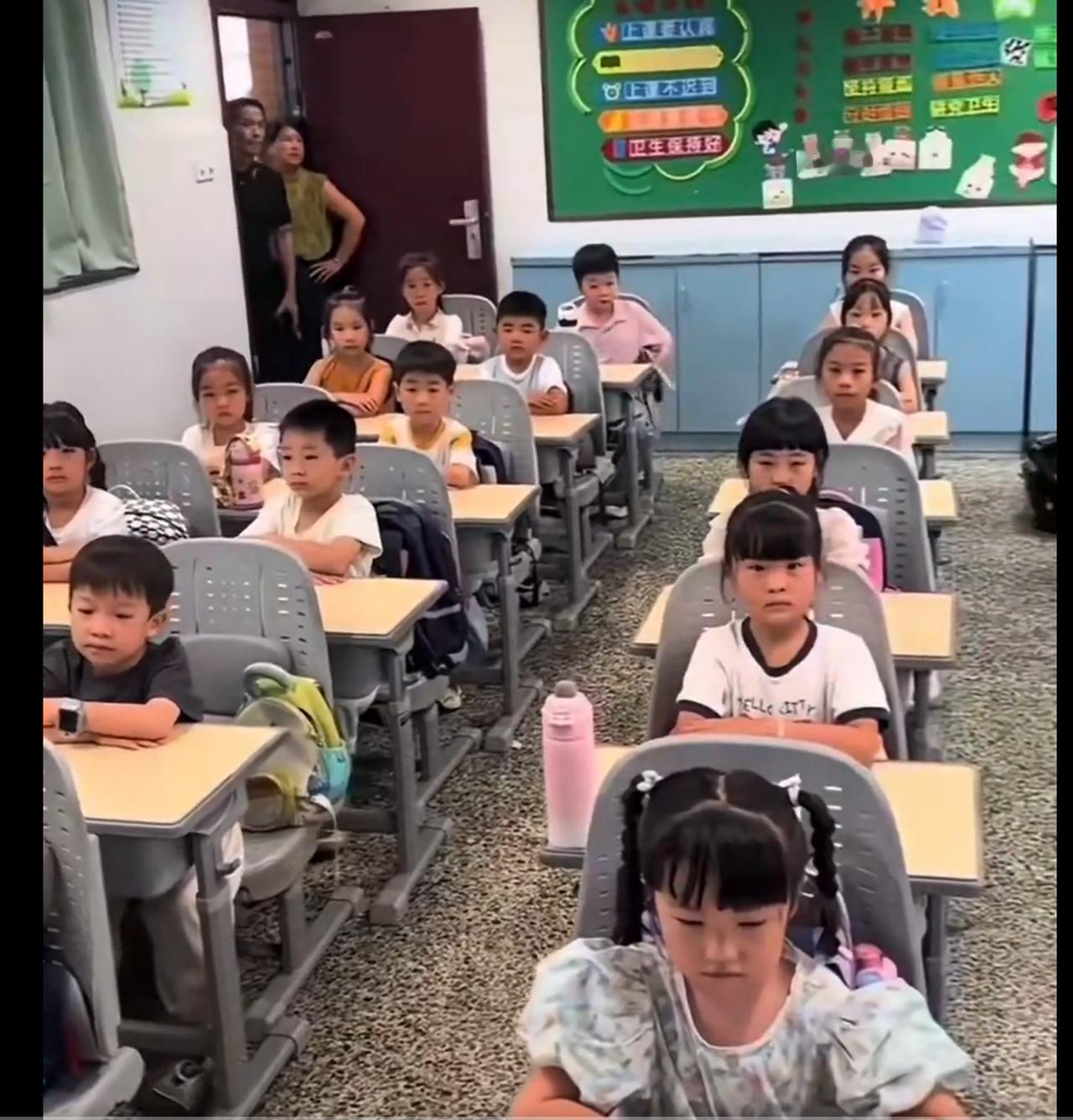 中国小学一年级
VS
美国小学一年级

哪个更好呢？
整齐划一，
规规矩矩好？