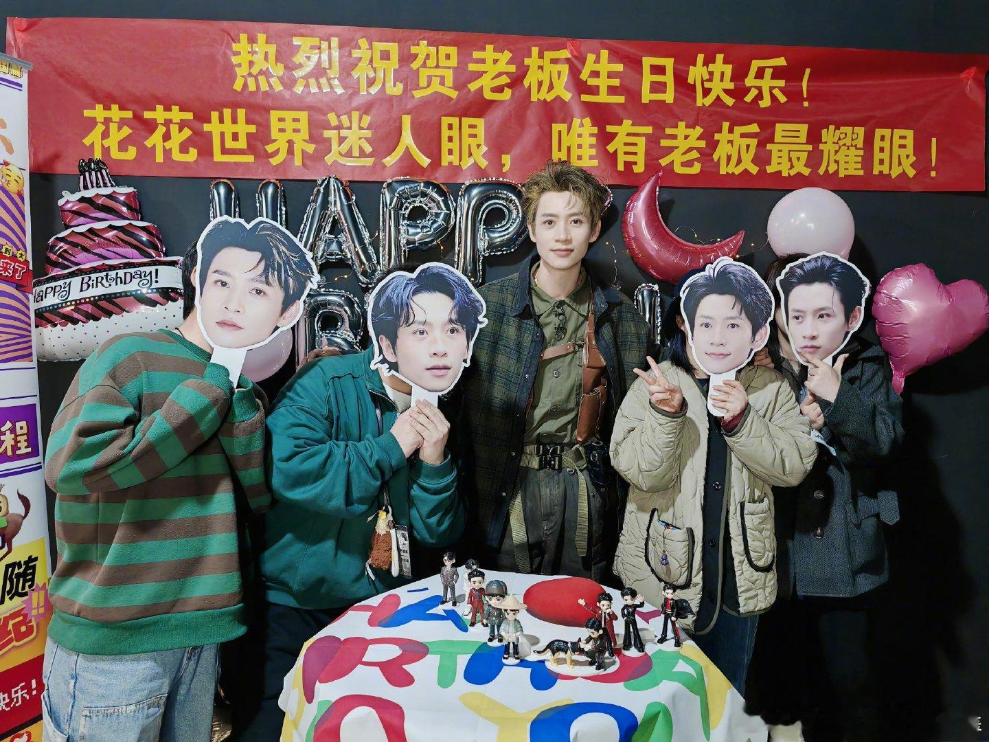 魏晨40岁生日照魏晨40岁庆生照 魏晨40岁庆生照，穿着休闲又帅气的穿搭，对着镜