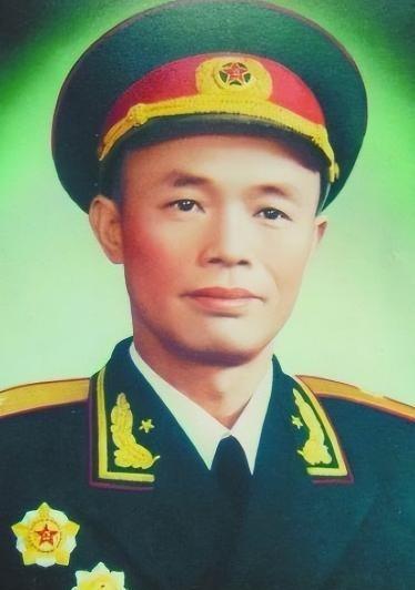 1967年，钟伟被人装进麻袋，丢进江水中，他拼命挣扎，才挣脱麻袋上了岸，上岸后，