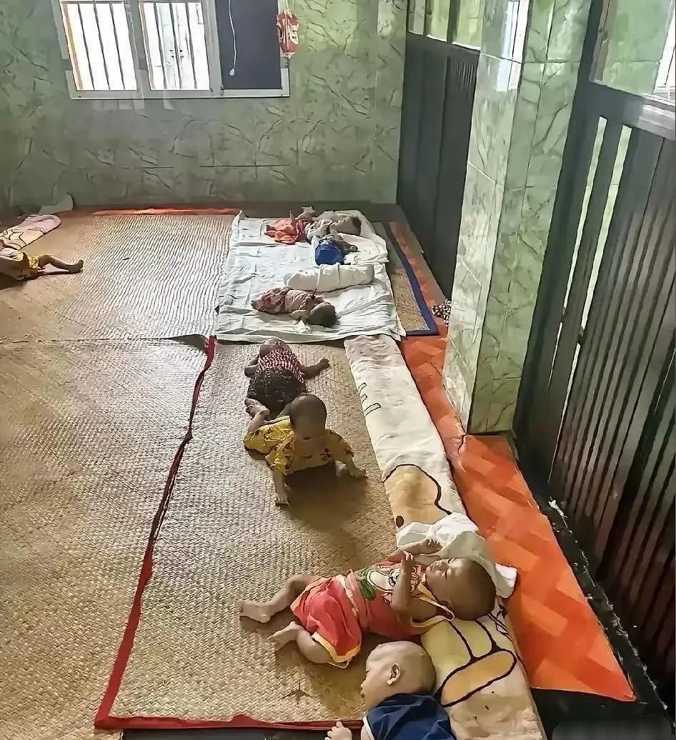 太心酸了！福利院这些孩子，都还不到6个月大，从出生起就没人抱过。​ ​​​