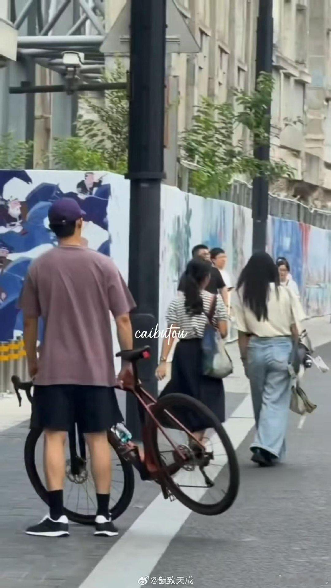 黄景瑜把自行车拎出了纸片感黄景瑜单手拎自行车 从健身房的卧推到街头拎车，黄景瑜的