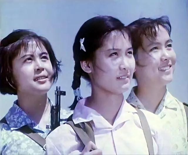 英姿飒爽的海岛女民兵，她们三个都是大家熟悉和喜欢的老戏骨。后面的杨海莲一眼就看出