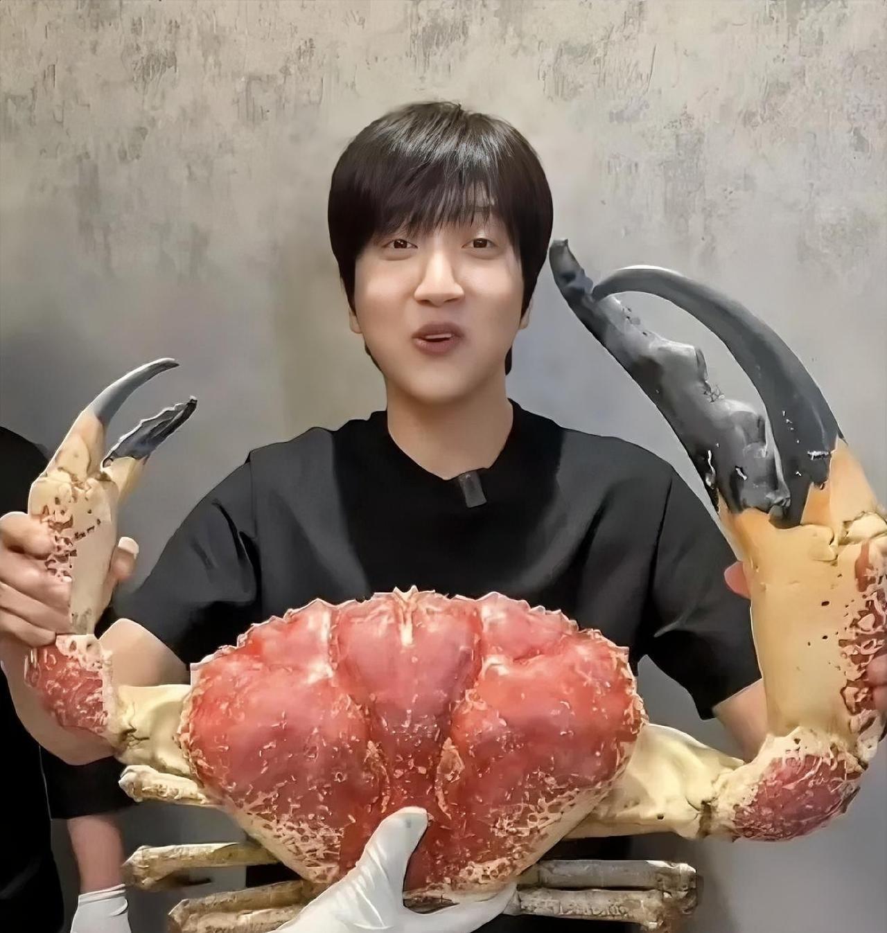 网红翻车塌房，但从来没有人像白冰这般荒唐可笑，亲手将自己的前程彻底葬送。
他一向