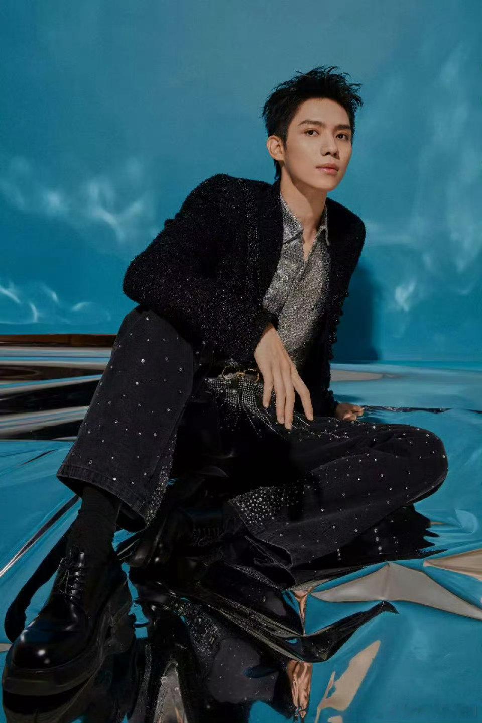 罗一舟唱跳舞台梦回青你 2025搜狐时尚盛典，罗一舟唱跳节奏精准，风格酷炫吸睛，