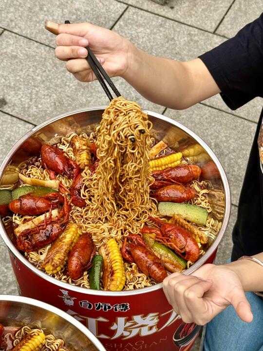 长沙这桶XXXXXL红烧龙虾面，谁吃不迷糊！