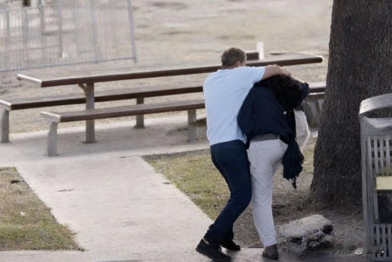 悉尼邦迪海滩的欢乐彻底被枪声击碎。本该是犹太节日光明节的庆祝现场，数百上千人齐聚