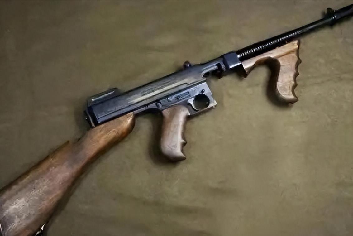 1936年，一支被阎锡山视为废铁的仿制冲锋枪，落入刚走出草地的红军手中：竟意外撬