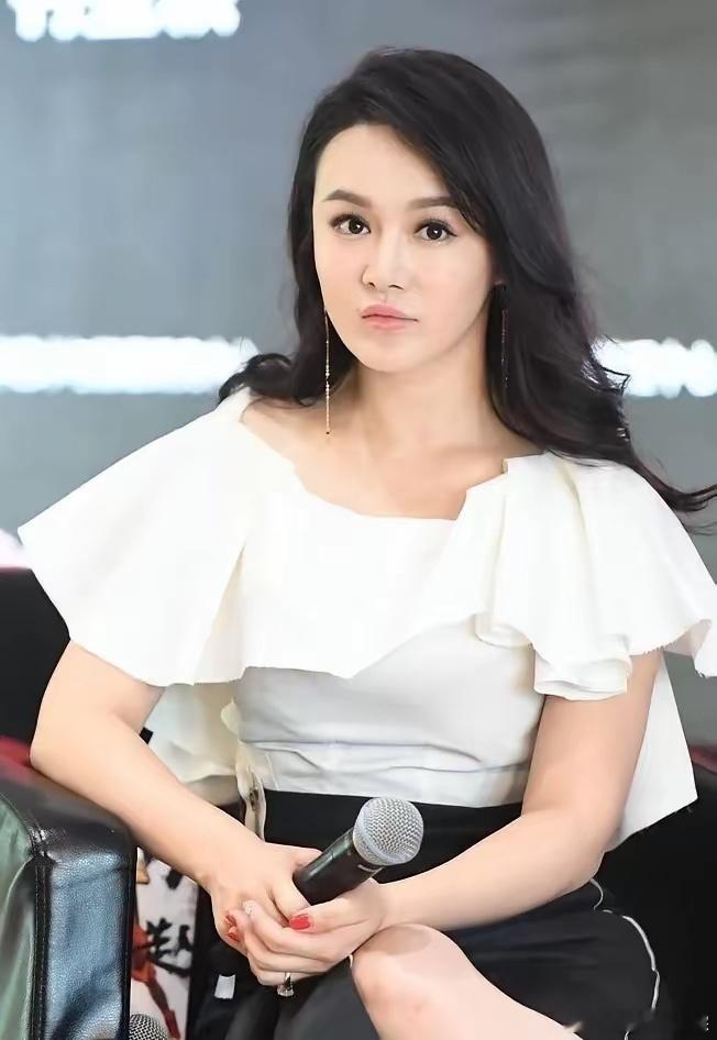 我能接受冉莹颖变老了，也能接受冉莹颖变胖了，但我真的接受不了，冉莹颖三个小孩了，
