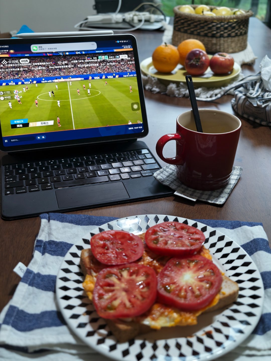 今日早餐还是吐司陪鸡蛋，番茄番茄还没吃完，继续努力今天的番茄好漂亮，必须记录一下
