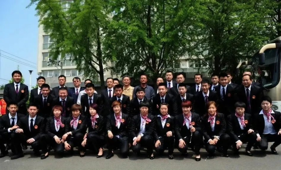 樊振东第一次出征世乒赛时大合照。2013年，16岁的樊振东是当时国乒参加世乒赛单