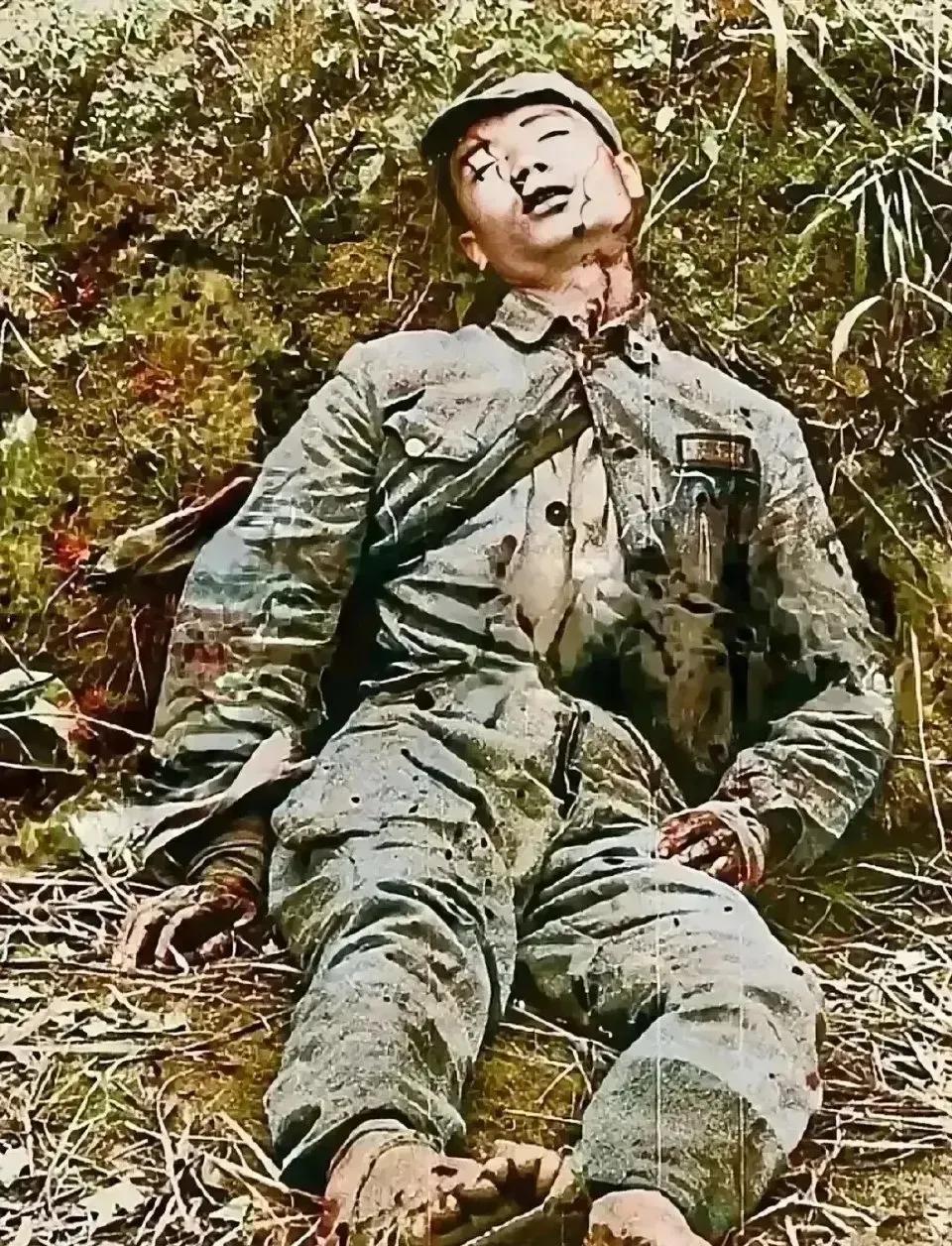 1938年，一位士兵倒在徐州之战的战场上，是多么的令人心痛。那一枪打穿了他的胸口