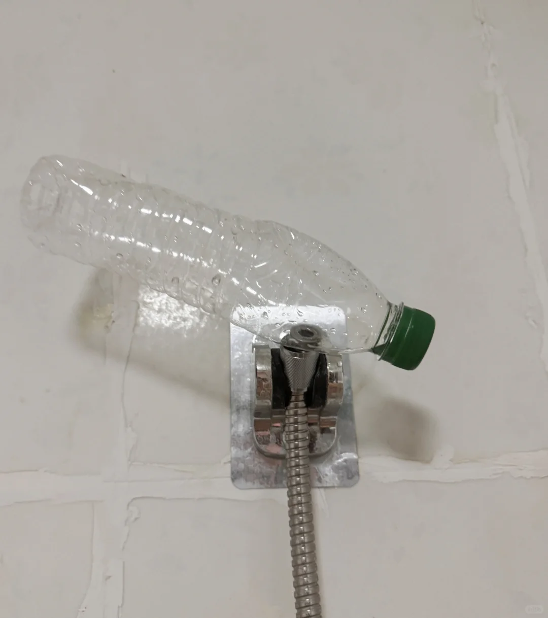 服了我对象😓淋浴头坏了放了个水瓶子！！