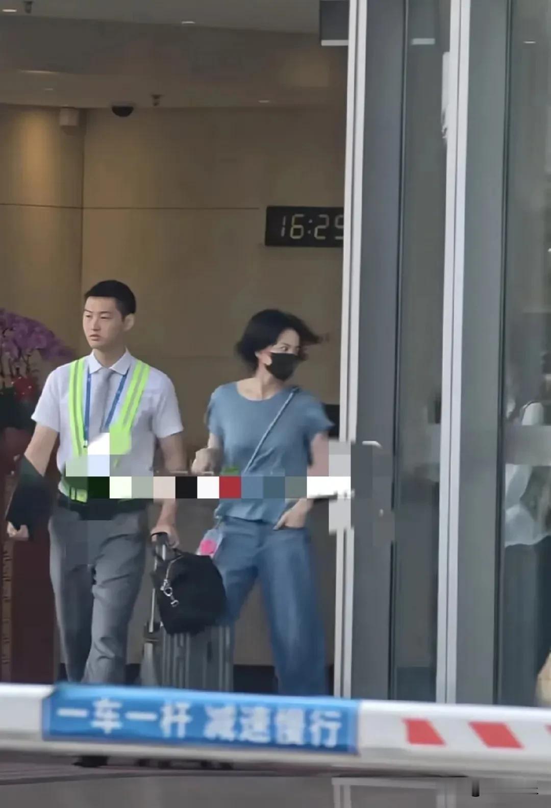57岁王菲带女儿李嫣回北京，全程亲自拎行李！20岁李嫣穿透视装冷漠高冷，母女关系
