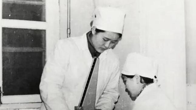 1980 年，广州军区总医院院内，一场低调抓捕行动悄然展开。一名24岁的女护士被