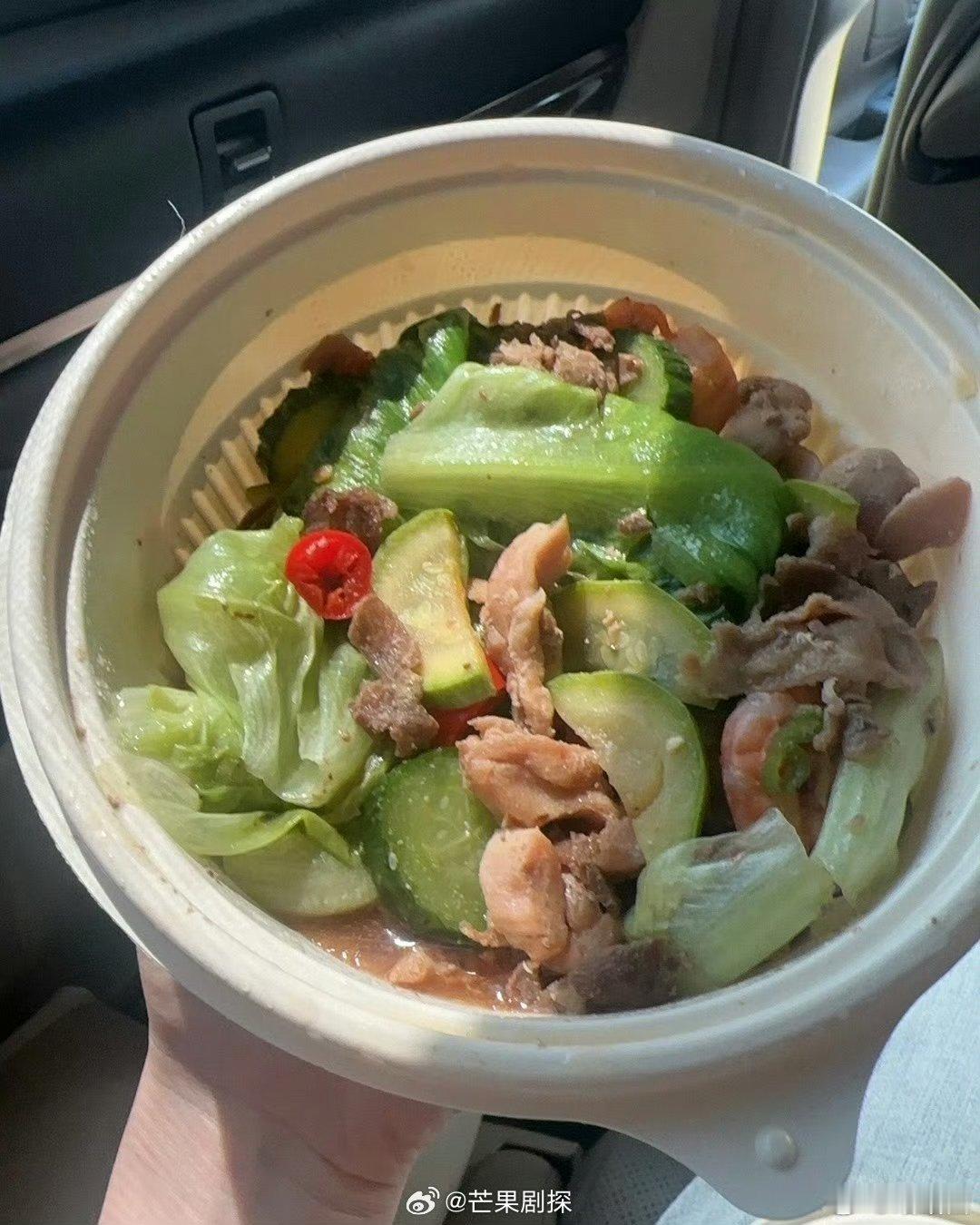 邓恩熙吃的焖菜好健康邓恩熙一顿四个水煎包焖菜清爽低脂，搭配一顿四个水煎包 ，平衡